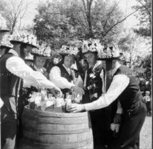 Weinprobe auf einem Volksfest der Banater Schwaben