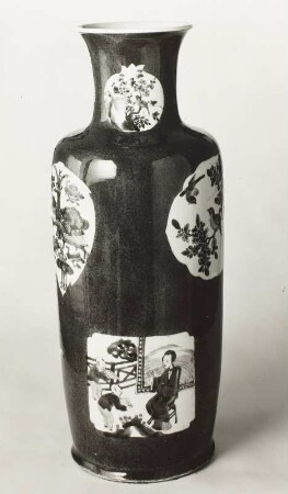 Große Vase mit puderblauem Fond, Reserven bemalt mit Unterglasurblau