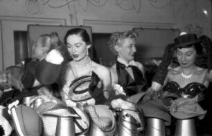 Freiburg: Theaterrestaurant; vier Mannequins wühlen in Hüten