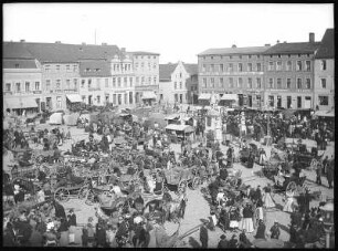 Köslin. Markt mit Transportwagen