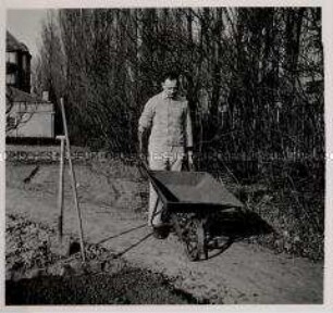 Berlin, Sport und Arbeit im Lazarett, Gartenarbeit