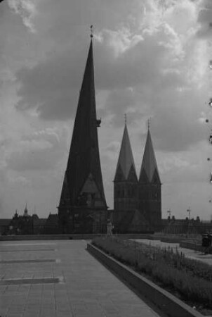 Bremen: Türme des Doms und der Liebfrauenkirche, vom Karstadt Dachgarten