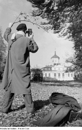 Roger Rössing vor dem Schloss Belvedere
