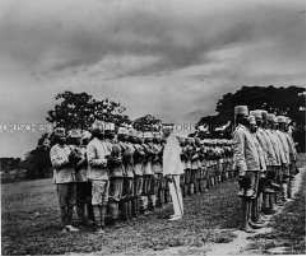 Afrikanische Rekruten mit deutschen Kolonialbeamten