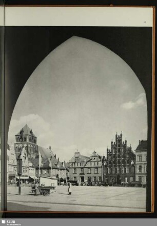 Blick auf den Platz der Deutsch-Sowjetische Freundschaft, links die Marienkirche