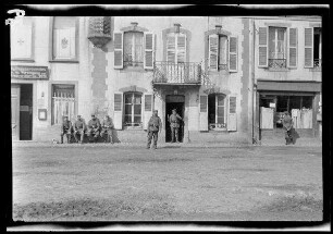 Soldaten vor einer Hausfassade mit Balkon in Gravelotte (Dep. Moselle, Frankreich)