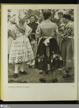 Am Rande des Volksfestes. Die Jüngeren...