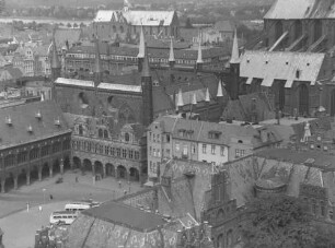 Lübeck: Blick von der Petrikirche auf Dächer, Hintergrund Trave, Blick nach Norden