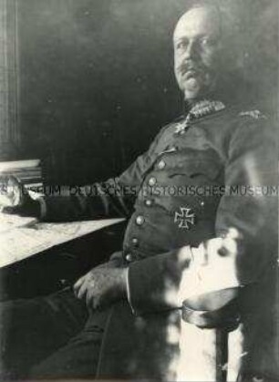Erich Ludendorff am Schreibtisch sitzend