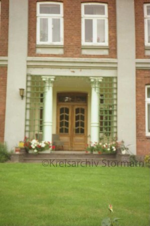 Eichede: Kirchenstraße: Bauernhaus: Giebelfront Wohntrakt: Detailaufnahme: Lisenen, Windfang mit Säulen, Eingangstür: rechts Anbau