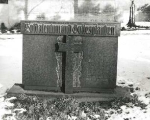 Grabmal für Albert Jäkel : Grabmal für Albert Jäkel. Stein (ab 1938). Dresden-Neustadt, Albertstadt, Nordfriedhof (Garnisonsfriedhof)