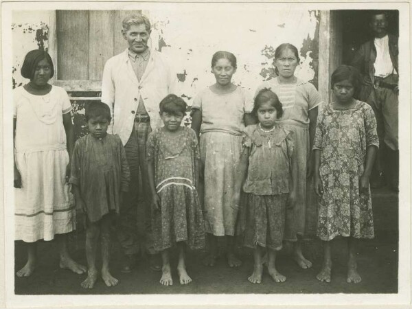 The Bakairi Capitão Roberto with his people