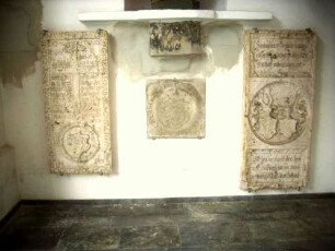 Klosterkirche-Grabsteinensemble aus den Jahren 1550 bis 1625 in Alabaster mit Laudatio und Wappenkartuschen am Langhaus