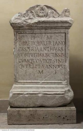 Ara mit Grabinschrift "D(is) M(anibus) // C(aio) BAEBIO VALERIANO..."