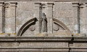 Frankreich. Bretagne. Finistere. Lampaul Guimiliau. 16 Jahrhundert. Enclos Paroissial. Umfriedeter Pfarrhof. Beinhaus. Detail