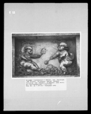 Zwei Putti mit Stallutensilien
