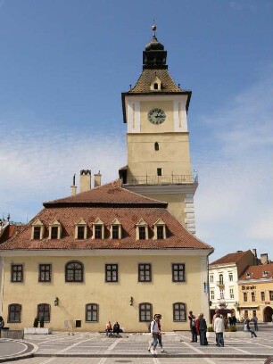 Totalansicht des gotischen Rathauses mit Turm (1689) in Brasov (Kronstadt) in Siebenbürgen, Rumänien