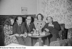 Gruppenporträt mit Renate und Roger Rössing und Freunden