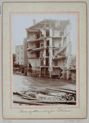 Das von der Wasserflut zerstörte Pohlesche Haus an der Weißeritzbrücke (ehemals Reisewitzer Brücke) an der Oederaner Straße (ehemals Hohenzollernstraße) in Dresden-Löbtau am 30./31. Juli 1897