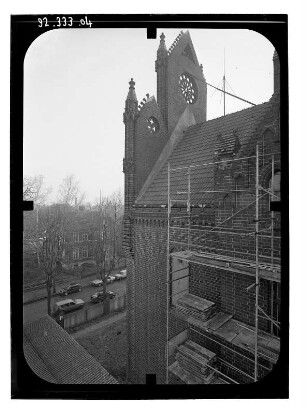 Rathenow, Platz der Freiheit 1. Kreishaus (1893-1895; F. Schwechten). Seitenansicht (Teilansicht) mit Gerüst