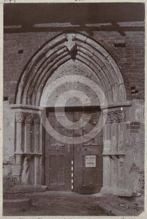 Westportal der katholischen Pfarrkirche Münsterberg