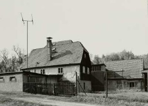 Freiberg, Talweg 2. Thieles Hammer. Wohnhaus (um 1830). Straßenansicht mit Einfriedung