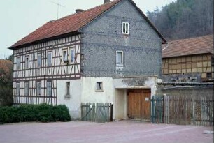 Bauernhaus mit Kniestock, Giebel im OG verschiefert, Hofeinfahrt