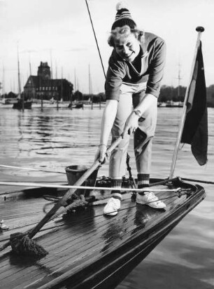 Hamburg. Ehemaliger Jachthafen Waltershof. Das Fotomodel Eva Roscher macht Reinschiff. Mit einem Feudel schruppt sie das Deck. Hinten links Seemannshöft
