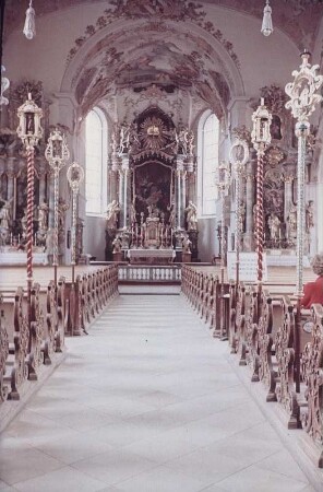 Mittenwald. Innenraum der Pfarrkirche St. Peter und Paul mit Blick zum Altar