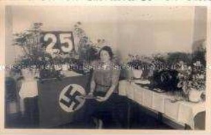 Feier zu einem 25jährigen Jubiläum, mit Hakenkreuz