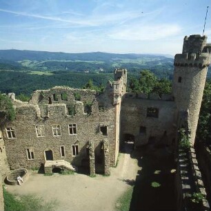 Bensheim-Auerbach. Ruine des Schlosses Auerbach (13. Jh.). Blick von einem Bergfried gegen den Odenwald