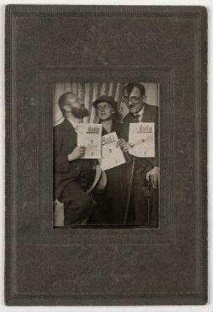 Ohne Titel (Johannes Baader und zwei weitere Personen mit der DADA-Zeitschrift Nr. 1)