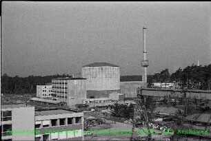 Außenansicht des Gebäudekomplexes des Forschungsreaktors 2 (FR 2), von Südosten