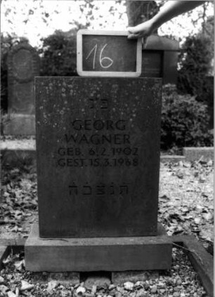 Grabstein 16 (Index: 100094970) Material: Kunststein Zustand: gut Maße HxBxT: 86x50x15 cm Beschreibung: Stele, rechteckig, Sockel: Grabstein 16