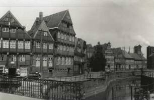 Stade, Am Wasser West. Wohnhäuser Nummer 3-29 (Bürgermeister-Hintze-Haus von 1621/1624, Am Wasser West 23). Straßenansicht über den Alten Hafen an der Schwinge