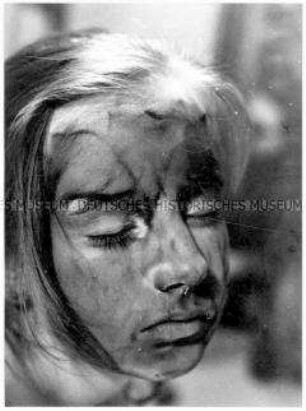 Porträt eines Mädchens mit geschlossenen Augen und geschminktem Gesicht (Altersgruppe 14-17)