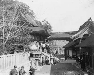Nagasaki. Vor dem Askwa-Tempel. Blick auf Tempelarchitektur mit traditionell verzierten Giebeln