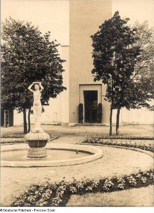 Brunnen mit stehendem weiblichen Halbakt : Brunnen mit stehendem weiblichen Halbakt. Kalkstein (1925/1930; B. Eimert). Dresden. Internationale Hygieneausstellung 1930/1931, Turmplatz