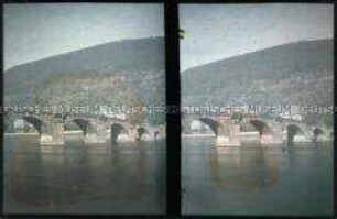 Blick auf die Alte Brücke über den Neckar in Heidelberg