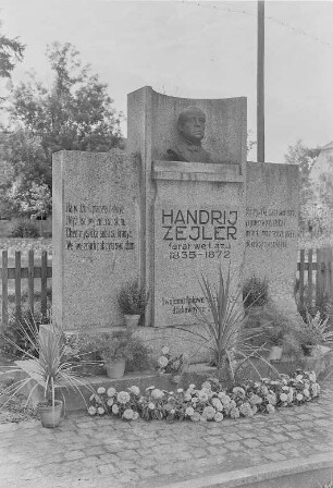 Denkmal von Handrij Zejler in Lohsa : Lohsa. Denkmal von Handrij Zejler (dt. Andreas Seiler, 1804-1872, sorbischer Dichter)