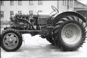 Radschlepper RS 14/30 mit eingebautem Vierzylinder-Dieselmotor Granit 32 (Halbrahmenbauweise); Bereifung: 13-30; Seitenansicht