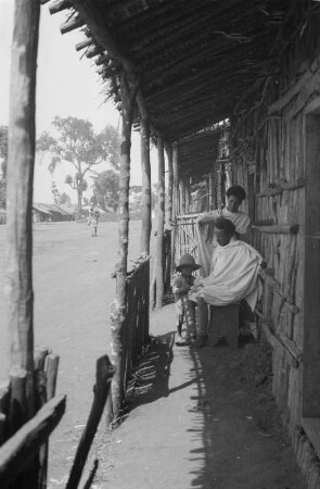 Mann der Amhara : Mann der Amhara lässt sich von einer Frau die Haare schneiden.