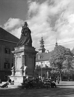 Maria-Theresien-Denkmal : Maria-Theresien-Denkmal. Bronze, gegossen (1870; F. X. Pönninger). Klagenfurt, Neuer Platz