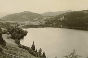 Schwarzwald. Das obere Ende des Titisees. Blick nach Westen auf die Bruderhalde. Links zieht sich das Seebachtal (Bärental) aufwärts
