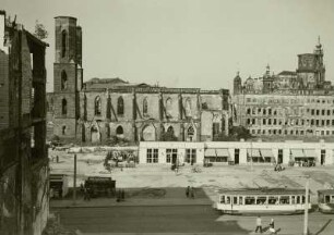 Dresden, Blick über die Ernst-Thälmann-Straße (Wilsdruffer Straße) auf Interimsbauten mit Geschäften sowie Ruinen von Sophienkirche, Taschenbergpalais und Residenzschloss
