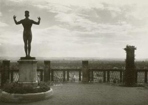 Sonnenanbeter : Dresden-Loschwitz. Schloss Eckberg, Terrasse. Sonnenanbeter (vor 1927; S. Schneider) mit Blick auf die östliche Stadt
