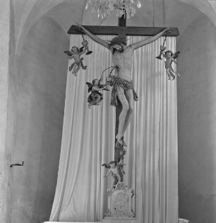 Kruzifix mit Engeln, die das Blut Christi auffangen