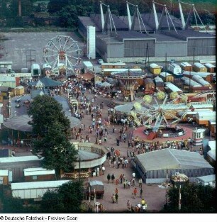 Ausstellungshalle Dresden : Rummel. Blick vom Wohnhochhaus Stübelallee auf Festplatz mit Ausstellungshalle (1969; G. Fischer, W. Barthel)