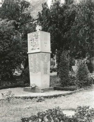 Denkmal für die Gefallenen des 1. Weltkrieges : Denkmal für die Gefallenen des 1. Weltkrieges. Stein (um 1925). Strehla, Friedhof