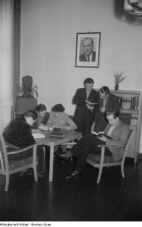 Sechs lesende Studenten